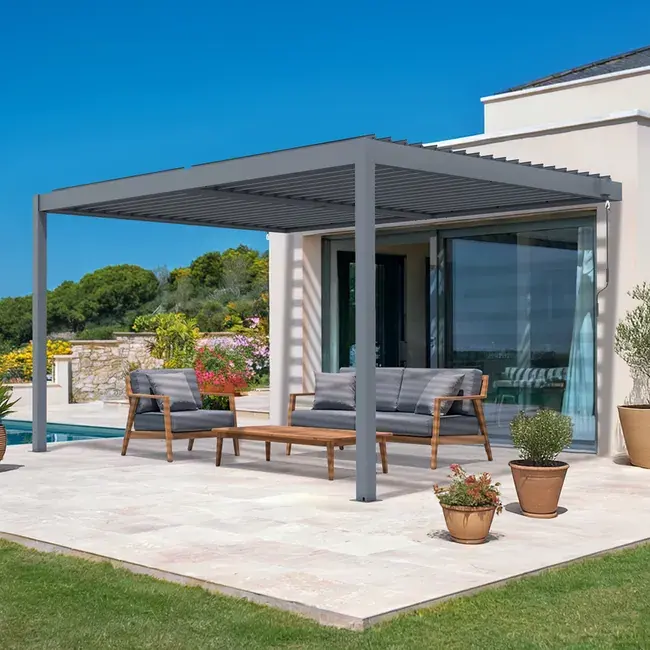 Pergola en aluminium installée contre une maison