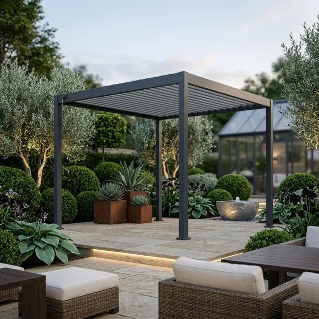 Pergola indépendante aménagée dans un jardin paysager